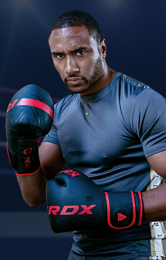 Deportista con guantes de boxeo RDX — Fortela Fiera